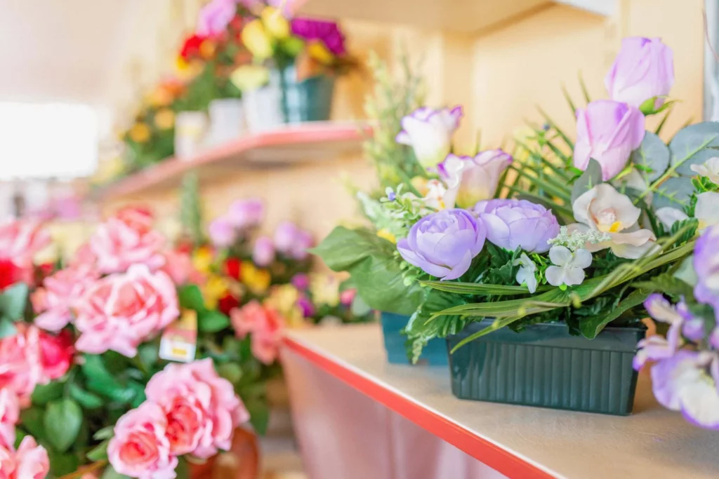 Composition florale colorée présentée dans un magasin d'articles funéraires