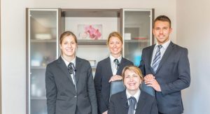 fleurs dans un vase dans un cimetiere