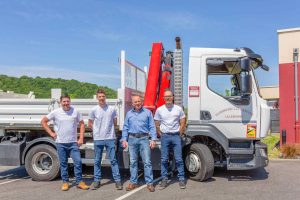fleurs dans un vase dans un cimetiere