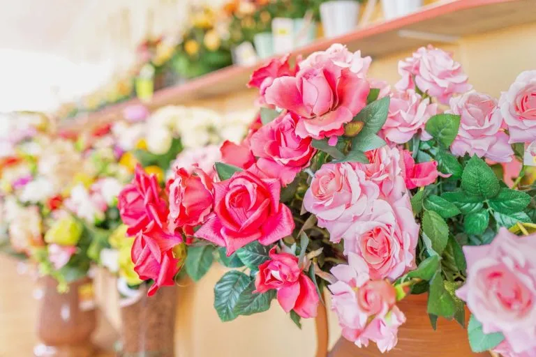 Bouquet de roses roses et de fleurs artificielles pour la décoration de sépultures